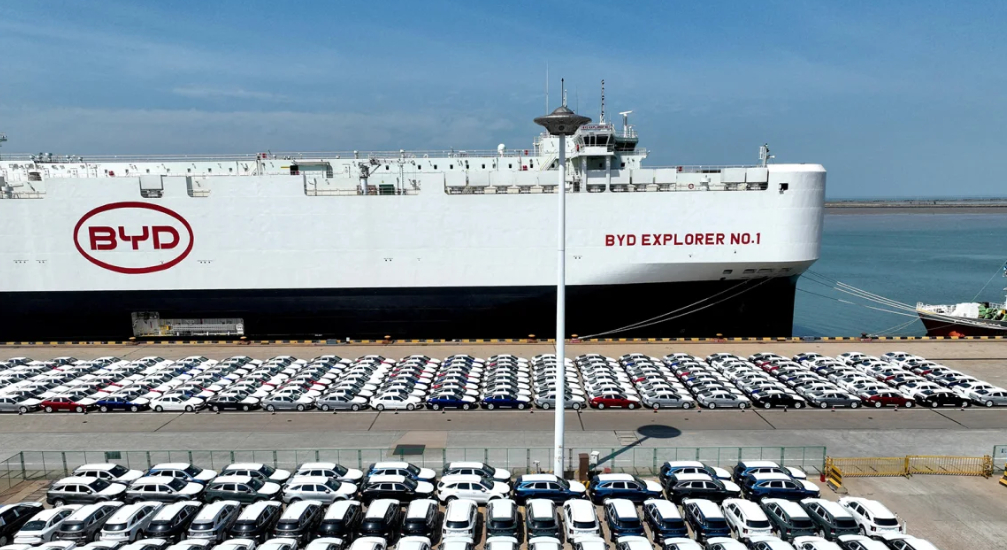중국 장쑤성 항구에서 수출을 위한 선박 선적을 기다리는 비야디(BYD) 전기차 /로이터=뉴스1