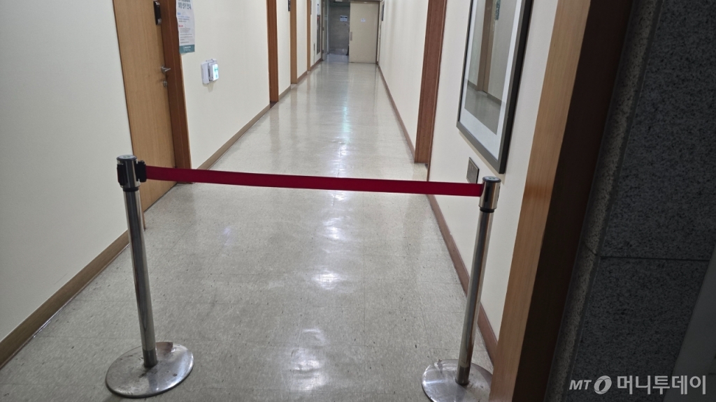 16일 오전 10시 서울 종로구 서울대병원 의생명연구원 '지석영홀'에서 진행되는 국회 보건복지위원회 '서울대 교수 비대위·서울대병원 집행부 현장 간담회' 현장 앞에 펜스가 설치돼 있다. /사진=홍효진 기자