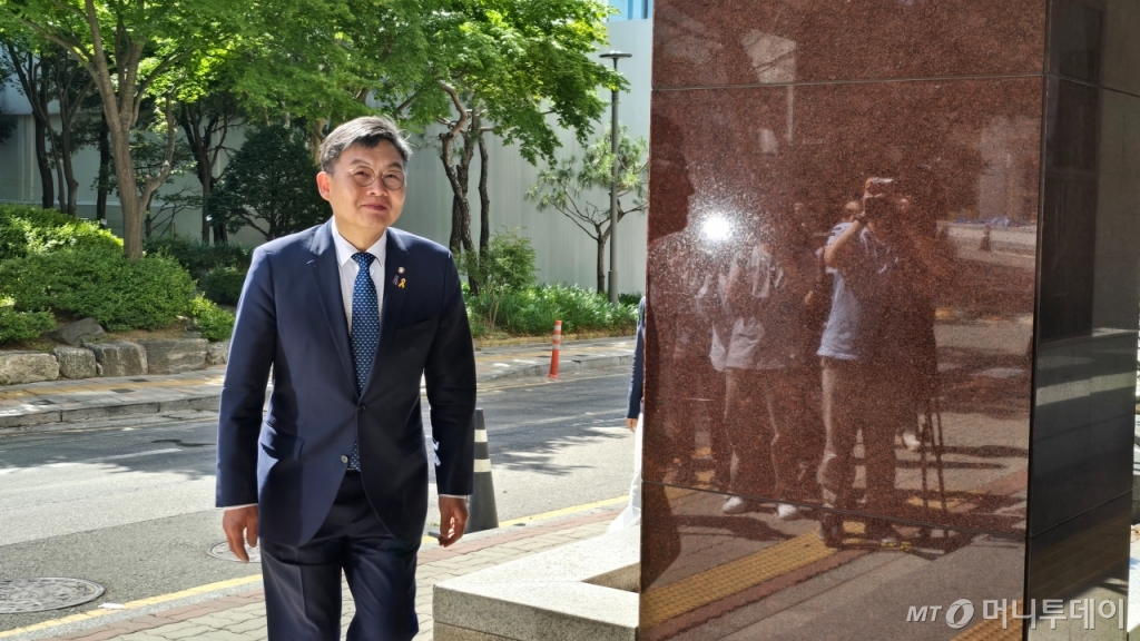 16일 오전 9시50분 김윤 더불어민주당 의원이 국회 보건복지위원회의 '서울대 교수 비대위·서울대병원 집행부 현장 간담회' 참석을 위해 서울 종로구 서울대병원 의생명연구원에 들어서고 있다. /사진=홍효진 기자