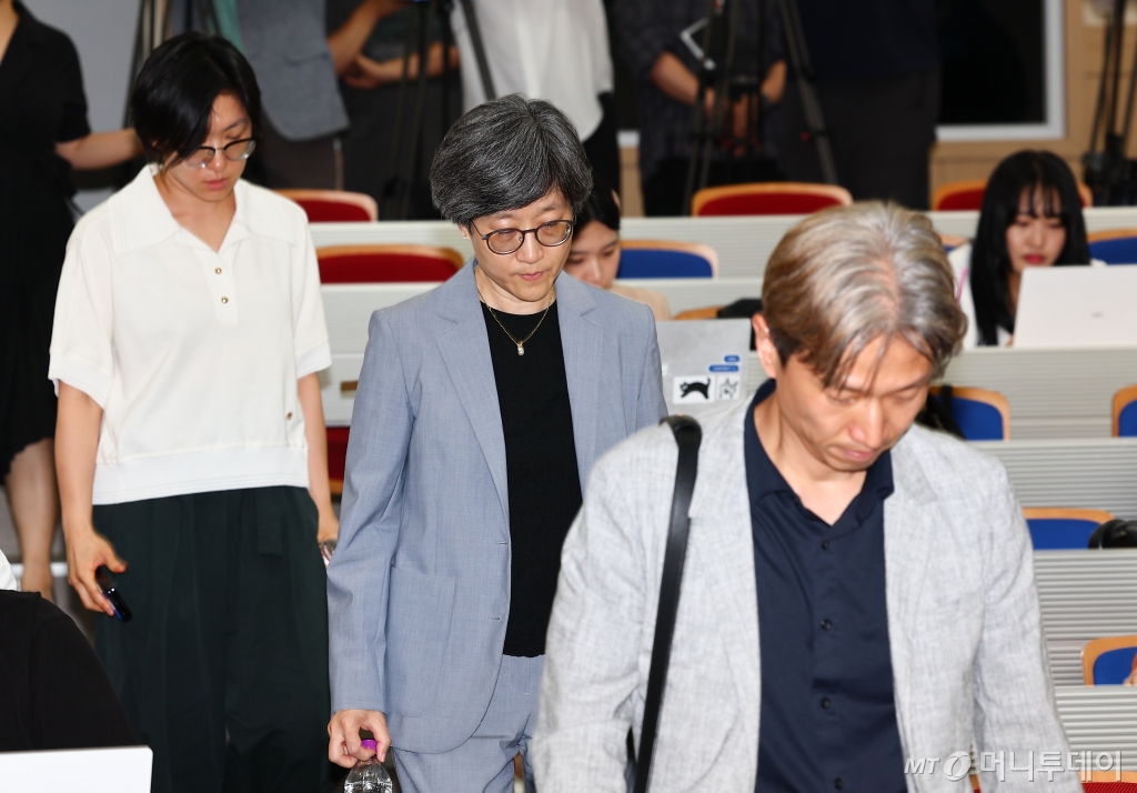 [서울=뉴시스] 김근수 기자 = 강희경(가운데) 서울의대-서울대병원 교수협의회 비상대책위원장이 14일 오후 서울 종로구 서울의대 융합관 양윤선홀에서 열린 비상대책위원회 기자회견장에 입장하고 있다. 2024.06.14. ks@newsis.com /사진=김근수