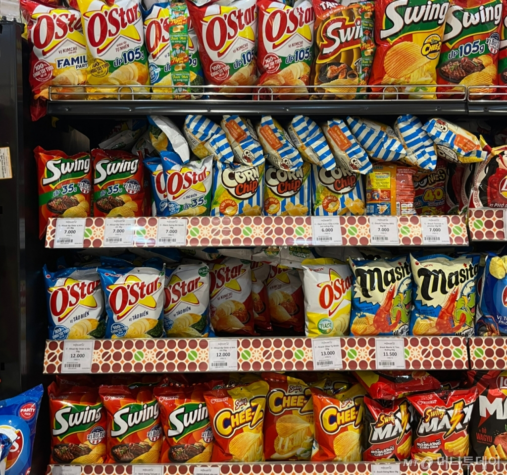 베트남 하노이 호안끼엠구의 후지마트. 오리온 스낵이 진열돼 있다./사진=유예림 기자 