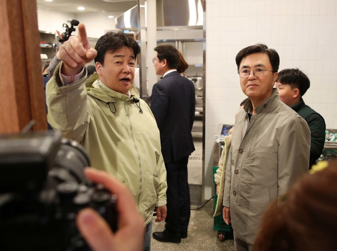 백종원 더본코리아 대표(왼쪽)와 김태흠 충남지사(오른쪽)가 충남 예산시장을 찾은 모습/사진제공=충남도