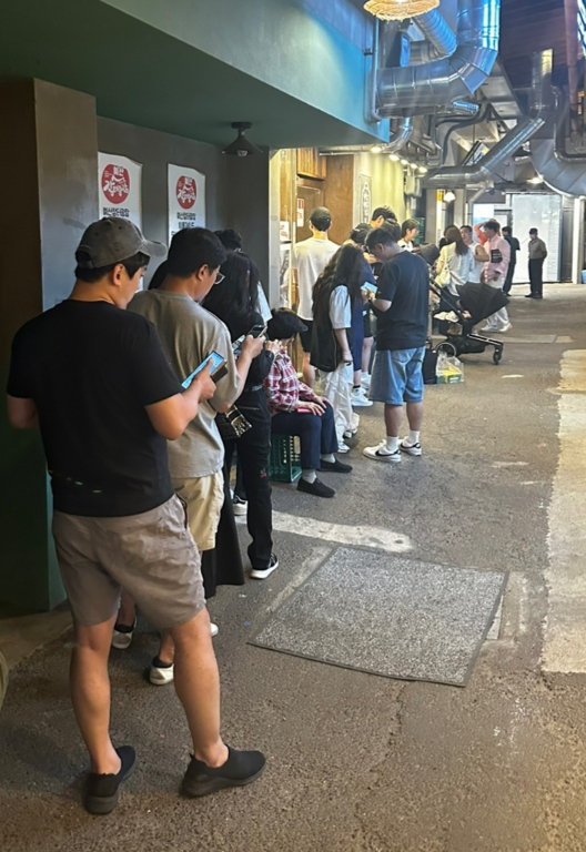 예산시장에서 판매하는 카스테라를 사기 위해 줄을 서서 기다리는 사람들 /사진=이창명 기자