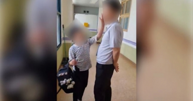 전주의 한 초등학생이 교감 선생님의 뺨을 때리고 욕설을 하고 있다./사진=전북교사노동조합