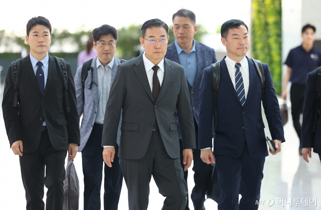 신원식 국방부 장관이 17일 오전 루마니아와 폴란드 출장 차 인천국제공항을 통해 출국하고 있다. / 사진=뉴시스