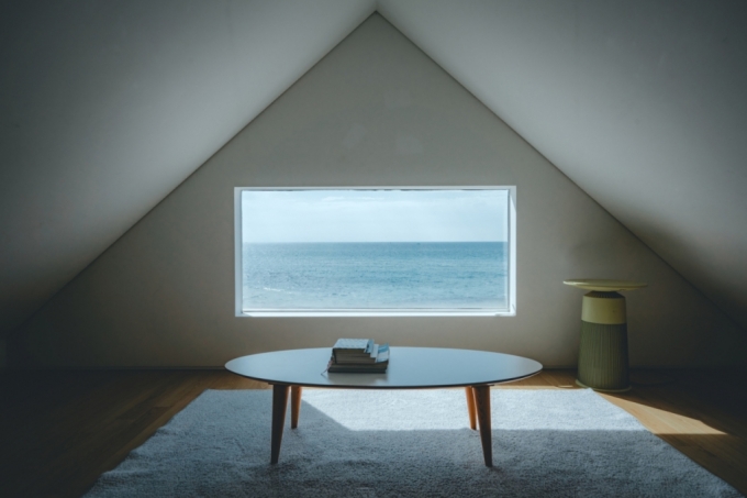 제주시 한림읍 월령리에 위치한 월령바당집의 2층 다락방으로 올라가면 바다가 한눈에 보이는 창문으로 에메랄드 빛 제주 바다를 만끽할 수 있다./사진제공=다자요