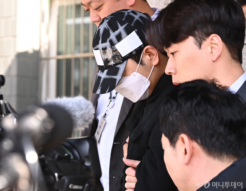 [수원=뉴시스] 김종택기자 = 마약 투약 혐의로 수사를 받다가 숨진 배우 이선균씨 수사 정보를 유출한 혐의로 체포된 인천경찰청 소속 경찰관 A씨가 23일 구속전 피의자 심문(영장실질심사)에 출석하기 위해 경기도 수원남부경찰서를 나오고 있다. 2024.03.23. jtk@newsis.com /사진=김종택