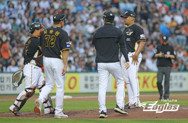 부상과 부진이 겹친 리카르도 산체스(오른쪽)는 팔꿈치 통증으로 지난 15일 1군 엔트리에서 말소됐다. /사진=한화 이글스 제공