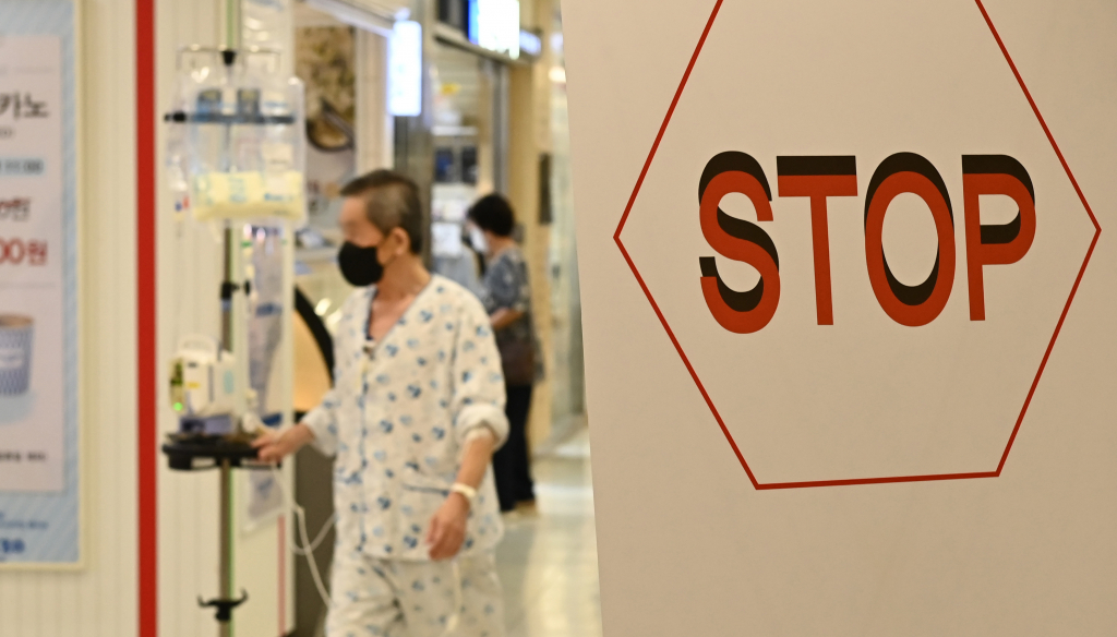 전공의 사태 해결 등을 요구하며 서울의대·서울대병원 교수들이 무기한 휴진에 들어간 17일 경기도 성남시 분당서울대병원에서 환자가 이동하고 있다. /사진=뉴시스