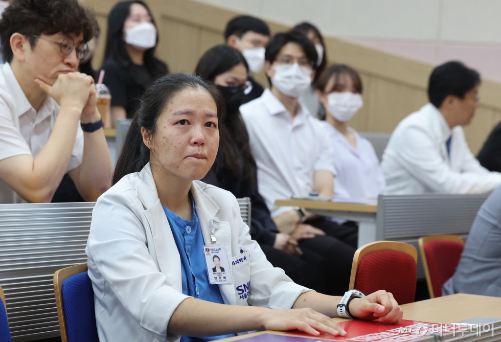 (서울=뉴스1) 박지혜 기자 = 17일 서울 종로구 서울대학교 의과대학 융합관 양윤선홀에서 열린 휴진 결의 집회에서 서울대병원 중환자의학과 교수가 곽재건 서울대병원 소아흉부외과 교수의 환자들에게 드리는 편지글을 들으며 눈시울을 붉히고 있다.   이날 서울대 의대와 서울대병원 교수들의 50% 이상이 전공의 사태 등의 해결을 요구하며 집단 휴진에 나섰다.2024.6.17/뉴스1  Copyright © 뉴스1. All rights reserved. 무단 전재 및 재배포,  AI학습 이용 금지. /사진=(서울=뉴스1) 박지혜 기자
