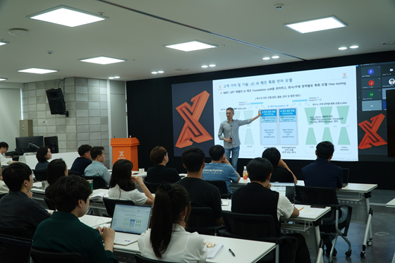 인터엑스가 제조 특화 생성형 AI 'Gen.AI'를 공개하고 있다/사진제공=인터엑스