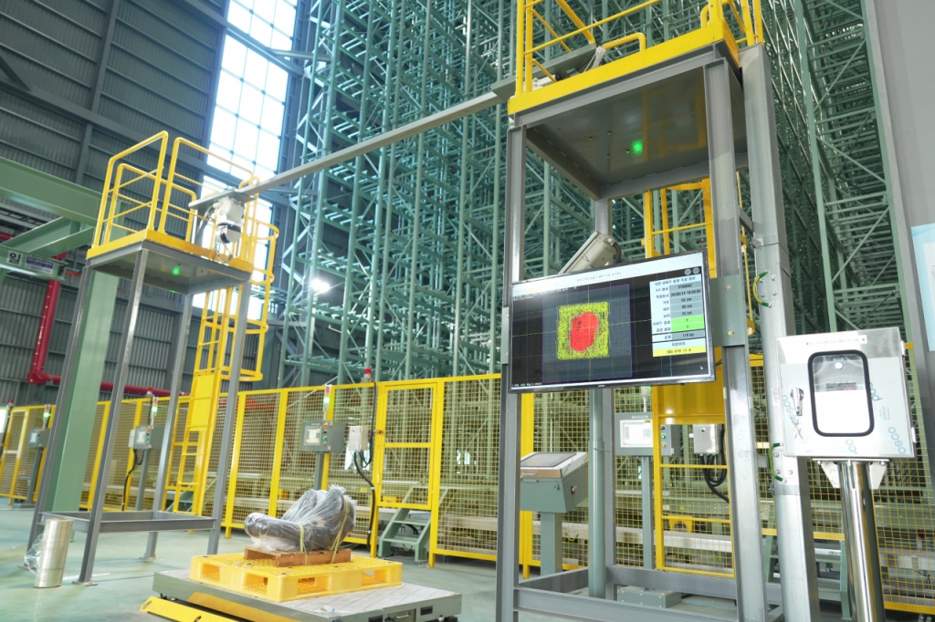 14일 전남 광양 포스코 풀필먼트센터(PF센터)에 입고된 자재가 3차원 체적 측정장비에 놓여있다./사진제공=포스코DX