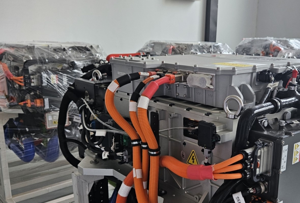 출고를 기다리고 있는 수소상용차용 수소연료전지 제품들. 비닐로 둘둘 말아 둔 모습이 인상적이었다./사진=우경희 기자 