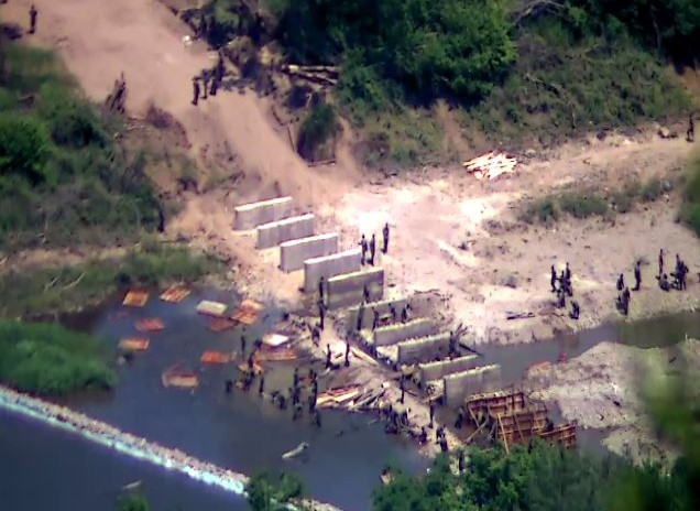 합동참모본부가 18일 공개한 북한군 교량작업 모습. / 사진=합동참모본부