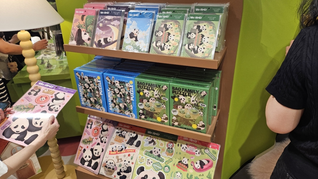 18일 시작된 '바오패밀리 팝업스토어 시즌2'에서 판매중인 바오패밀리 스티커 굿즈./사진=김온유 기자