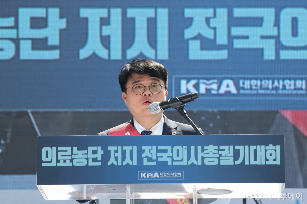 (서울=뉴스1) 임세영 기자 = 임현택 대한의사협회 회장이 18일 서울 영등포구 여의도 환승센터 주변에서 열린 대한의사협회 전국 의사 총궐기대회에서 대회사를 하고 있다. 2024.6.18/뉴스1  Copyright © 뉴스1. All rights reserved. 무단 전재 및 재배포,  AI학습 이용 금지. /사진=(서울=뉴스1) 임세영 기자