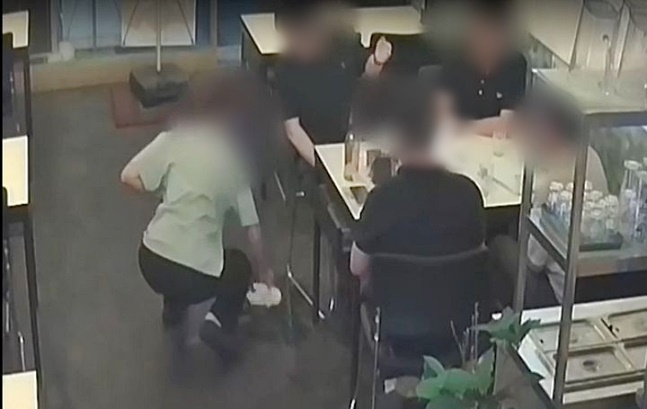 지난 7일 대구 중구 한 치킨집에서 구청 공무원이 매장 바닥에 쏟은 맥주를 사장의 아내가 치우고 있다./사진=자영업자 커뮤니티 '아프니까 사장이다'