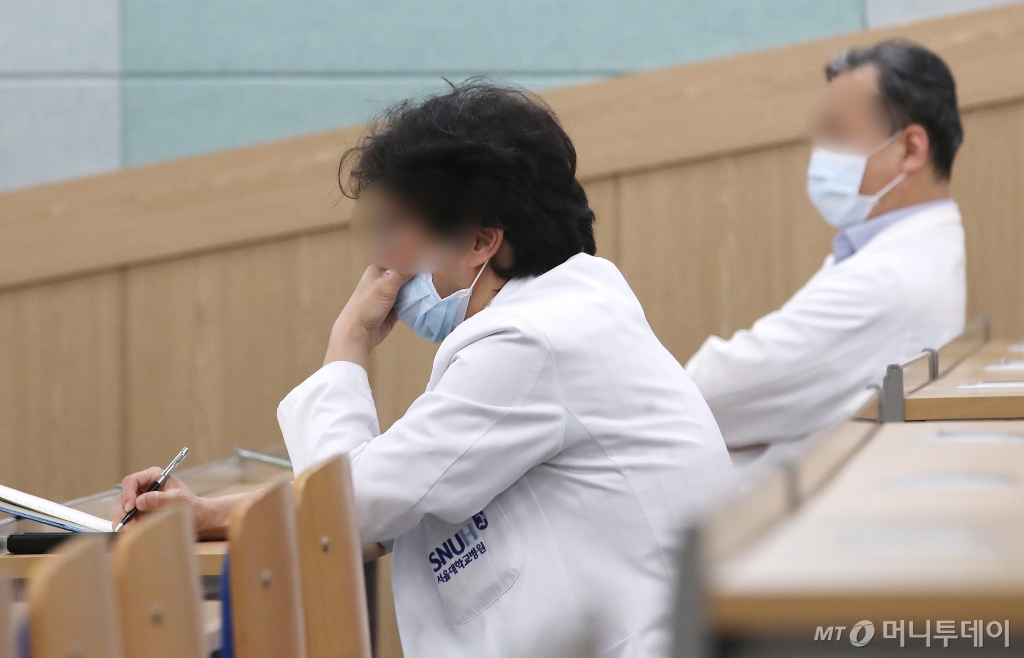 (서울=뉴스1) 임세영 기자 = 19일 오후 서울 종로구 서울대학교 의학대학 융합관 박희택홀에서 서울대의대-서울대병원 교수협의회 비상대책위원회 주최로 열린 '한국 의료제도 속 비급여 실손보험' 심포지엄에서 서울대학교 병원 의료진이 강연을 경청하고 있다. 2024.6.19/뉴스1  Copyright © 뉴스1. All rights reserved. 무단 전재 및 재배포,  AI학습 이용 금지. /사진=(서울=뉴스1) 임세영 기자