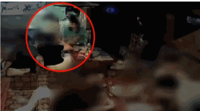 지난 9일 서울의 한 노래연습장에서 한 여성이 남성의 머리를 소주병으로 내리치는 모습 /사진=JTBC '사건반장' 캡처