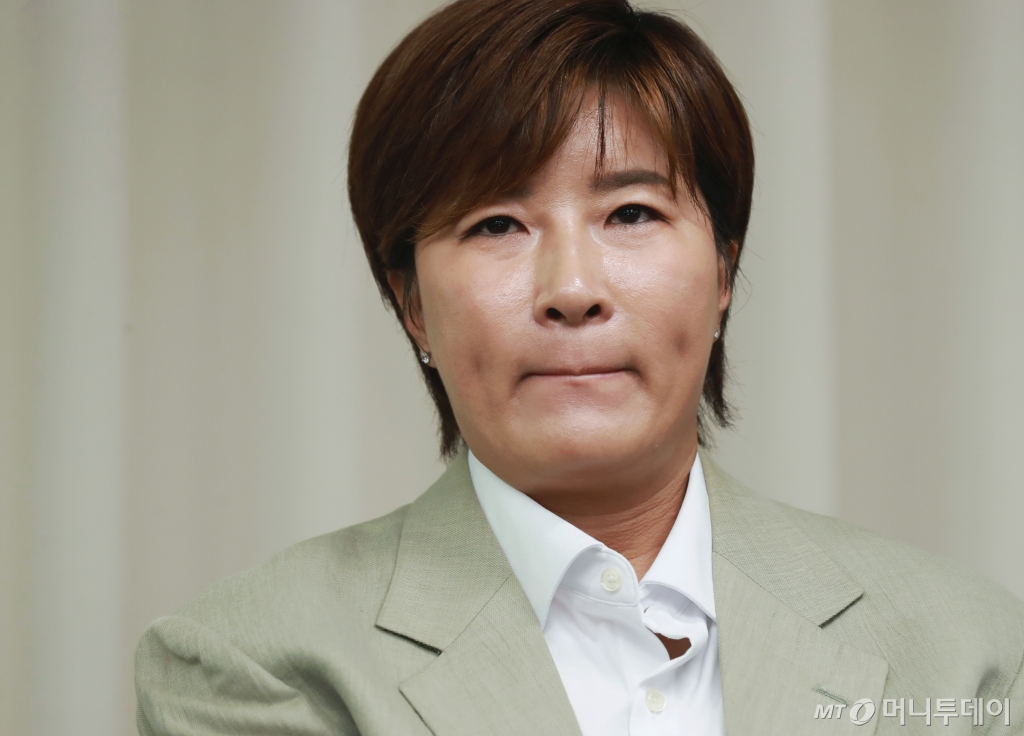 부친을 사문서위조 혐의로 경찰에 고소한 골프선수 출신 방송인 박세리가 18일 오후 서울 강남구 스페이스쉐어에서 진행된 기자회견을 하고 있다. /2024.06.18 /사진=이동훈