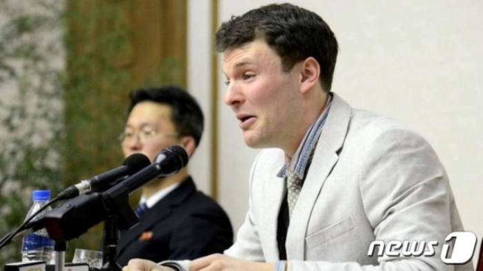 북한에서 선전물을 훔치려한 혐의로 체포된 오토 웜비어가 기자회견을 했던 모습© AFP=뉴스1