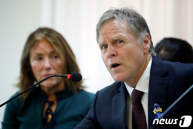 오토 웜비어의 아버지 프레드 웜비어(오른쪽)./뉴스1 