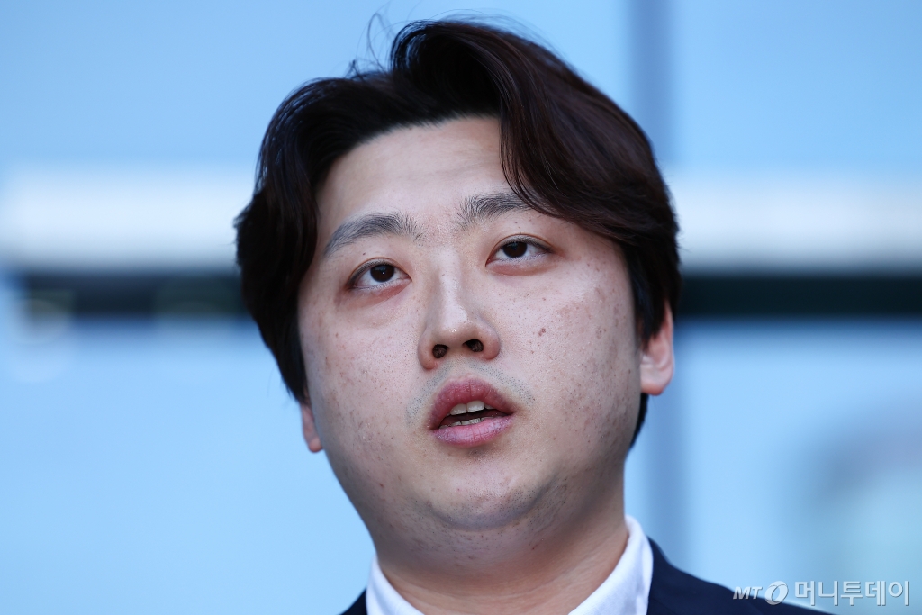 [서울=뉴시스] 김근수 기자 = 박단 대한전공의협의회(대전협) 비대위원장이 3일 서울 서초구 서울행정법원에서 조규홍 보건복지부 장관을 상대로 업무개시명령 취소, 진료유지명령 취소, 사직서 수리 금지 명령 취소 소송 소장을 제출한 뒤 취재진 질문에 답하고 있다. 2024.05.03. ks@newsis.com /사진=김근수