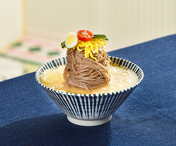 미슐랭면의 대표 메뉴 ‘흑미 냉면./사진제공=엠브로컴퍼니