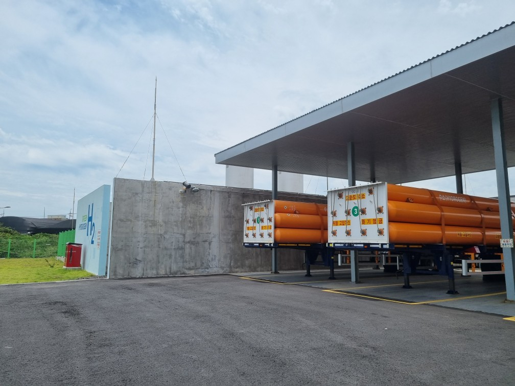 제주 행원 그린수소 실증단지에 튜브트레일러 2대가 있는 모습/사진=최민경 기자