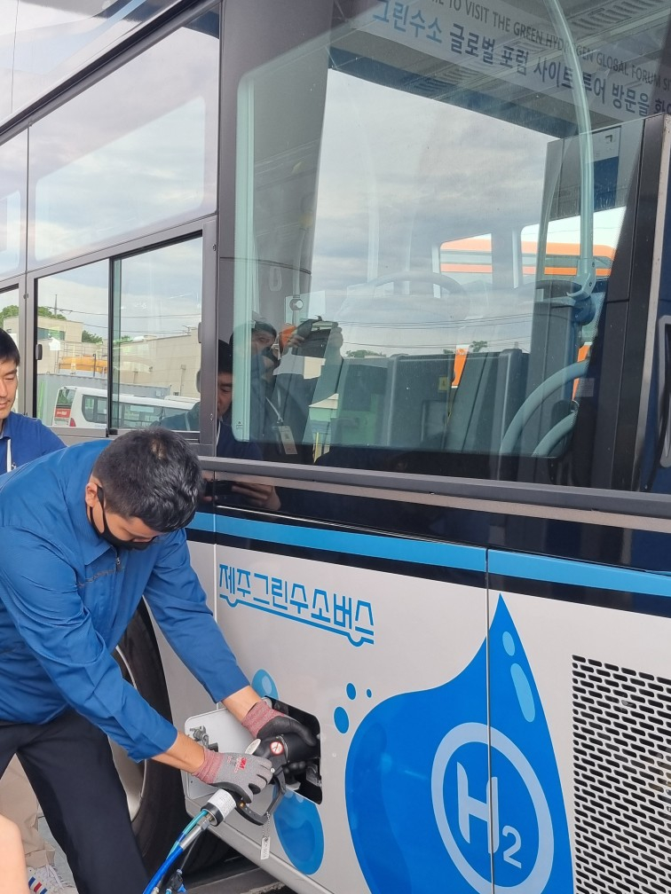 현정헌 함덕 그린수소충전소 소장이 수소버스를 충전하고 있다./사진=최민경 기자