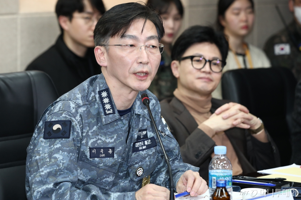 [대전=뉴시스] 국회사진기자단 = 이국종 국군대전병원장이 15일 오후 대전시 유성구 국군대전병원 대회의실에서 열린 간담회에서 발언하고 있다. 2024.02.15. photo@newsis.com /사진=