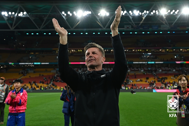 경기가 끝난 뒤 콜린 벨 감독이 박수치고 있다. /사진=대한축구협회(KFA) 제공