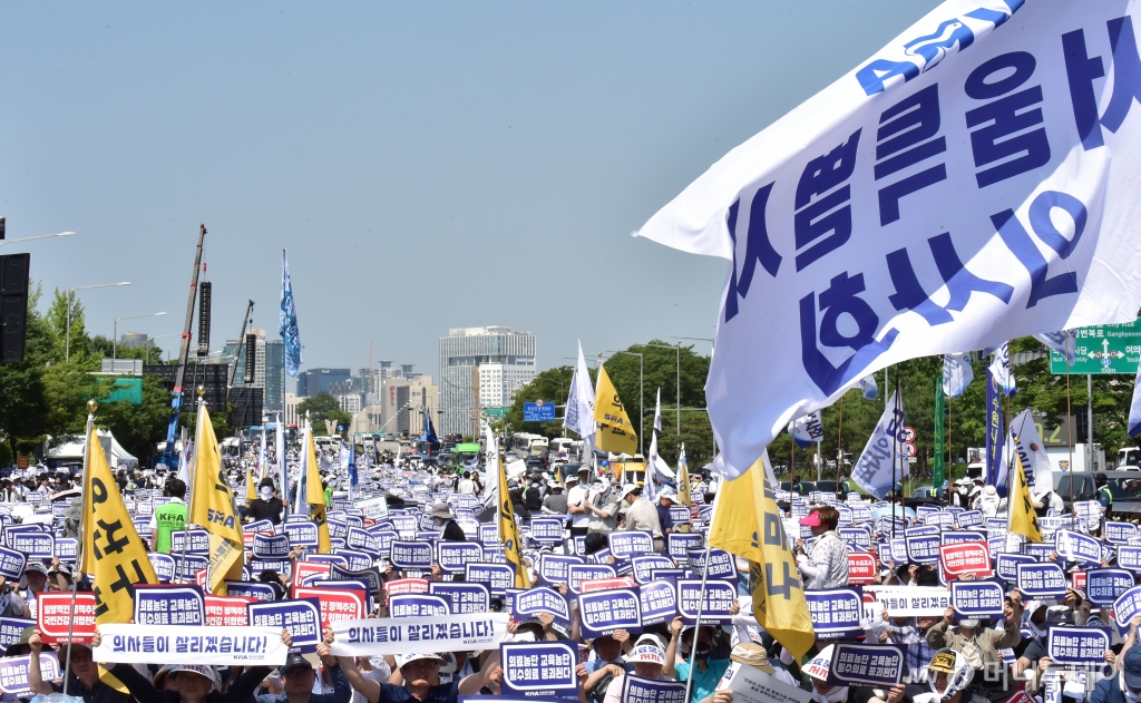 대한의사협회가 주관하는 '정부가 죽인 한국의료, 의사들이 살려낸다' 총궐기대회가 18일 서울 여의도 환승센터 앞 여의대로 일대에서 개최됐다.  의협은 “이번 휴진은 의사의 밥그릇 지키기가 아니라 정부의 잘못된 의료정책으로 의료체계가 붕괴하는 것을 막기 위한 것”이라고 주장했다. /사진=임한별(머니S)