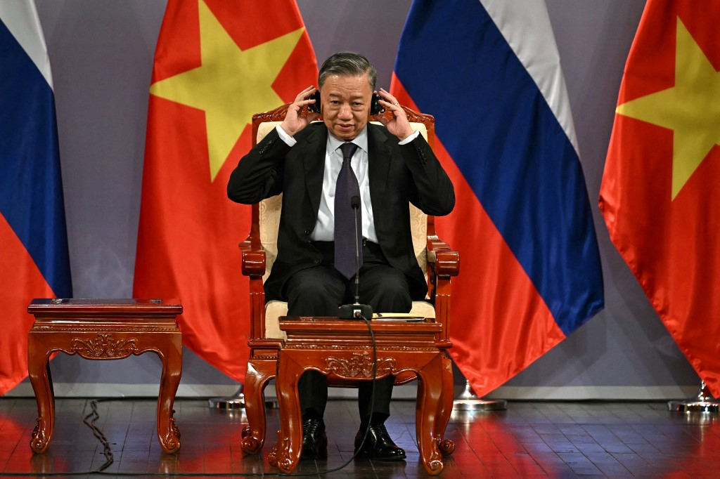 또럼 베트남 국가주석이 20일(현지시간) 블라디미르 푸틴 러시아 대통령의 국빙 방문을 환영하기 위해 베[트남 하노이에서 열린 행사에 참여하고 있다./AFPBBNews=뉴스1 