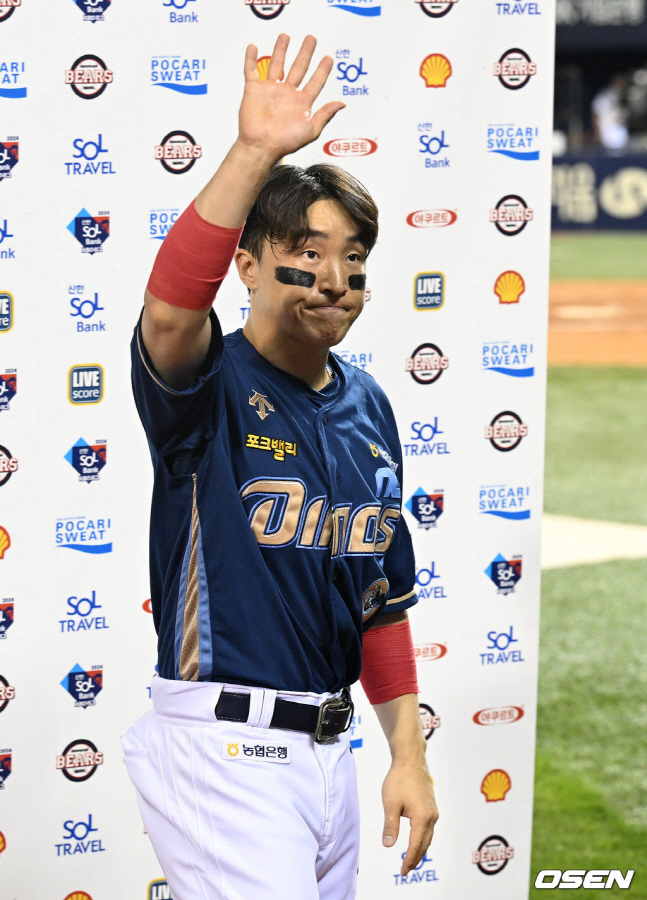 NC 손아섭이 20일 두산전 KBO 통산 최다안타 기록을 경신한 뒤 환호하는 팬들에게 손을 들어 화답하고 있다.