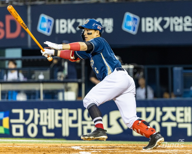 6회초 개인 통산 2505번째 안타를 날리고 있는 손아섭. /사진=NC 다이노스 제공