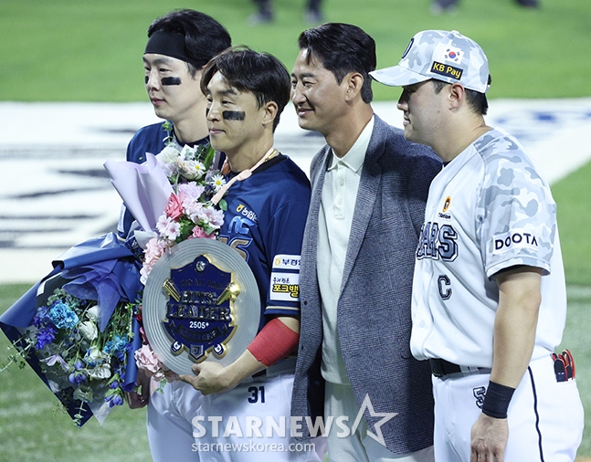 손아섭(왼쪽에서 2번째)이 박건우(왼쪽), 박용택(왼쪽에서 3번째, 양석환과 기념촬영을 하고 있다. /사진=김진경 대기자