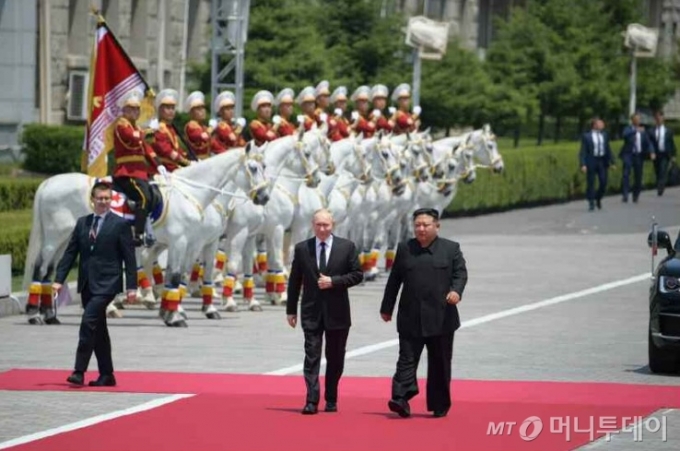 북한 노동당 기관지 노동신문은 20일 "러시아연방 대통령을 환영하는 의식이 6월 19일 김일성광장에서 거행됐다"라면서 블라디미르 푸틴 러시아 대통령을 "수십만 평양시민들이 떨쳐나 최대의 국빈으로 맞이했다"라고 보도했다. / 사진=뉴스1