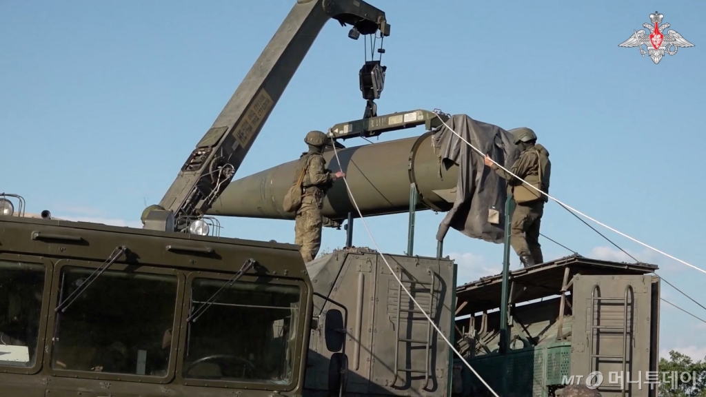 지난달 21일(현지시간) 러시아 국방부가 전술핵무기 훈련을 러시아 남부에서 시작했다고 밝힌 가운데 러시아군이 핵탄두를 장착할 수 있는 이스칸데르 탄도미사일을 설치하고 있다. / 로이터=뉴스1