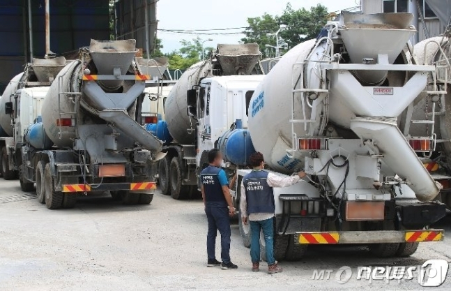 2021년 6월 대구의 한 레미콘 제조 공장에 파업으로 발 묶인 레미콘 믹서트럭들이 주차돼 있다. 당시 믹서트럭 차주들은 운송료 인상 등을 요구하며 파업에 돌입했다./사진=뉴스1