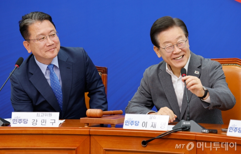 (서울=뉴스1) 안은나 기자 = 이재명 더불어민주당 대표(오른쪽)가 19일 오전 서울 여의도 국회에서 열린 최고위원회의에 참석해 발언하고 있다. 2024.6.19/뉴스1 Copyright © 뉴스1. All rights reserved. 무단 전재 및 재배포, AI학습 이용 금지. /사진=(서울=뉴스1) 안은나 기자