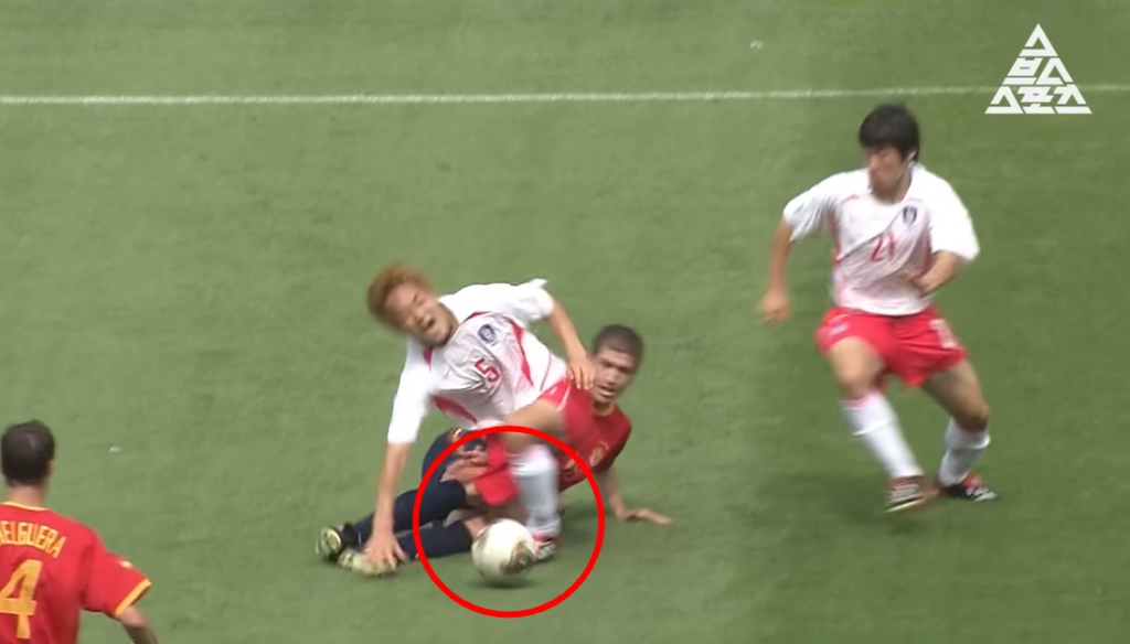 전반 12분, 엔리케 로메로에게 발목을 밟히는 부상을 당해 교체된 김남일 /사진=유튜브 채널 '스브스스포츠' 캡처