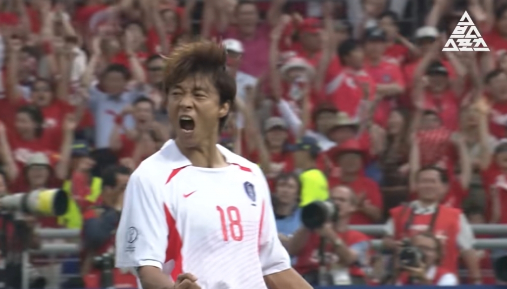승부차기 첫 번째 키커로 나선 황선홍이 득점 성공 뒤 웃는 모습 /사진=유튜브 채널 '스브스스포츠' 캡처