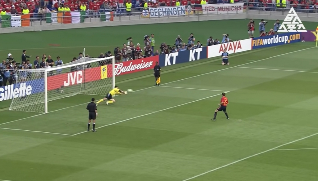 호아킨 산체스의 슛을 막은 이운재 /사진=유튜브 채널 '스브스스포츠' 캡처