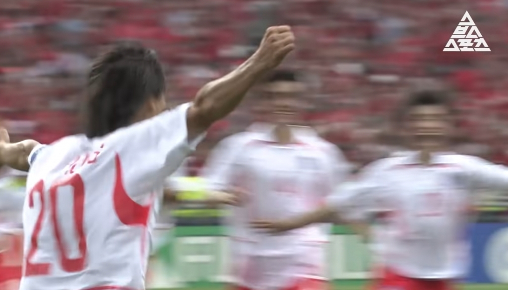 승부차기를 성공시킨 후 기뻐하는 홍명보 /사진=유튜브 채널 '스브스스포츠' 캡처