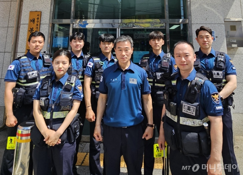 서울 구로경찰서 개봉지구대 순찰 1팀. 김정철 경감(팀장. 앞줄 가운데),  박기현 경장(앞줄 맨 오른쪽). /사진=정세진 기자 