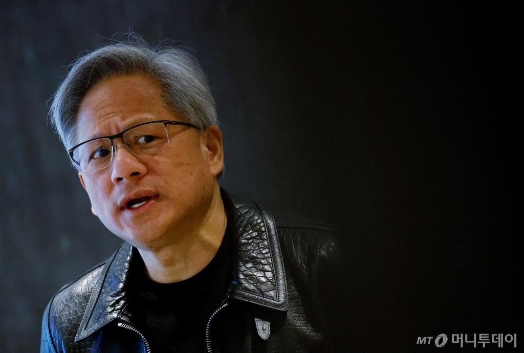 (싱가포르 로이터=뉴스1) 정지윤 기자 = 젠슨 황 엔비디아 최고경영자(CEO)가 6일(현지시간) 싱가포르에서 열린 미디어 라운드 테이블 미팅에 참석해 발언하고 있다. 2023.12.06  ⓒ 로이터=뉴스1  Copyright © 뉴스1. All rights reserved. 무단 전재 및 재배포,  AI학습 이용 금지. /사진=(싱가포르 로이터=뉴스1) 정지윤 기자