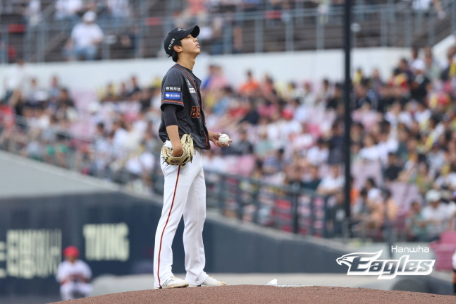 'BBBBBBBB→조기 강판' 제구 안 되는 '1순위 신인', 볼넷 허용 1위 불명예... 2군행이 해법될까 - 머니투데이