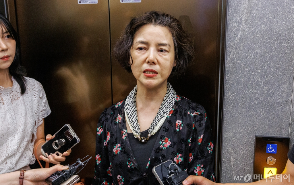 (서울=뉴스1) 유승관 기자 = 대한의사협회(의협) 산하 범의료계 특별위원회인 '올바른 의료를 위한 특별위원회'(올특위) 첫 회의가 열린 22일 서울 용산구 의협회관에 이승희 위원(제주도의사회장)이 참석하며 취재진 질문에 답하고 있다. (공동취재) 2024.6.22/뉴스1  Copyright © 뉴스1. All rights reserved. 무단 전재 및 재배포,  AI학습 이용 금지. /사진=(서울=뉴스1) 유승관 기자