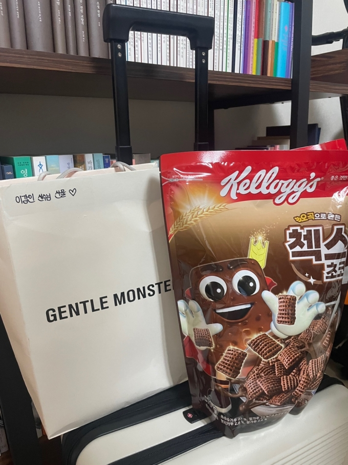 국내 광고 마케팅 대행사를 맡았던 A사가 지난해 5월 이강인 선수에게 전달한 젠틀몬스터 협찬품과 첵스초코 두 팩. 이강인 측은 젠틀몬스터 협찬품 등을  A사에 돌려주겠다고 공언했지만, A사에 따르면 실제로는 협찬품 대다수는 2024년 6월까지 반환되지 않은 상태다.